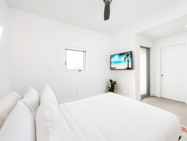 Miami Waterfront Luxury Villa - 4 Bedrooms Boater`s Retreat with Gym & Pool
